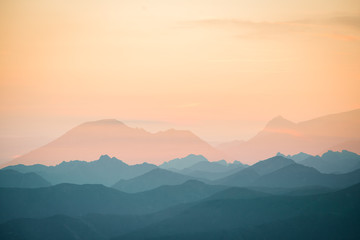 五月的天是刚诞生的夏天啥意思 五月的天刚诞生的夏天